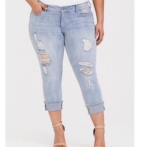 Torrid distressed curve hugging jeans EUC 💙